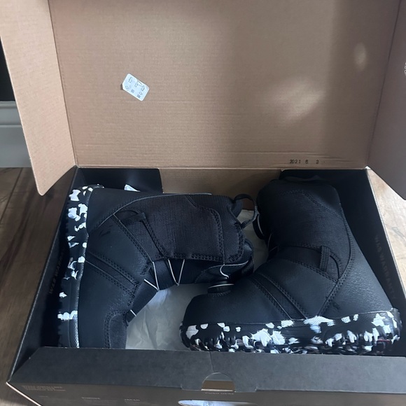 Brand new Kids Burton Grom BOA Snowboard Boots - Picture 4 of 5